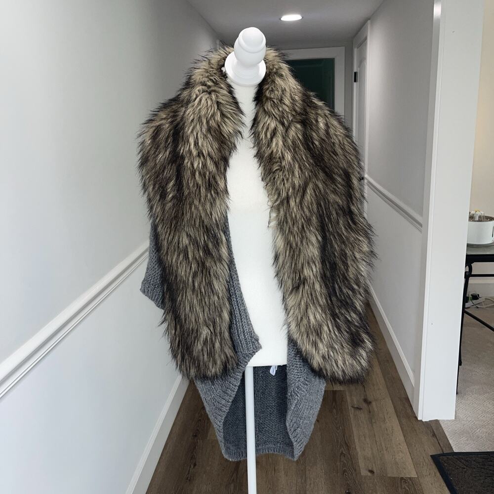 GUESS Removable Faux Fur Collar Cable Knit Sweater Coat Grey Oversized Mob Wife